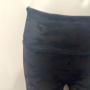 SPANX faux leather leggings in Black Camo. Size SM.